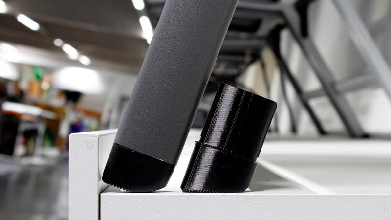 Die 3D-gedruckten Fußkappen ermöglichen es, Gartenstühle zu reparieren. Originale Fußkappe links, 3D-gedruckte Fußkappe rechts. (Bild: Replique/ Siena Garden)