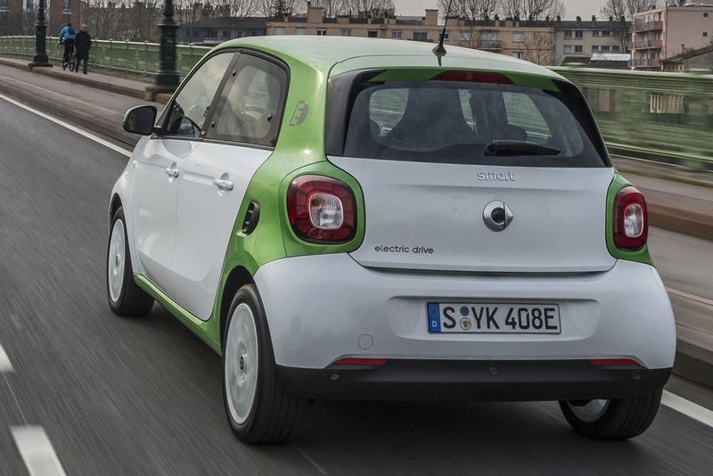 Der elektrische Forfour bietet einen großen Gepäckraum, der bei umgeklappten Rücksitzlehnen beachtliche 975 Liter fassen kann.  (Smart)