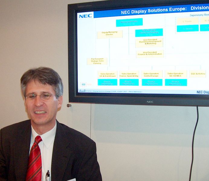 Bernd Eberhardt, Managing Director Europe (EMEA), erklärt die neue Unternehmensstruktur. (Archiv: Vogel Business Media)