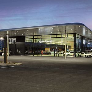 Pünktlich zum 130-jährigen Firmenjubiläum hat Auto-Scholz die Unternehmensnachfolge geklärt. Auch nach der vierten Generation, die Michael Eidenmüller repräsentiert, bleibt die Geschäftsführung in Familienhand. „Ich bin sehr froh, dass ich meine Tochter gewinnen konnte, die Nachfolge anzutreten“, sagt Eidenmüller. Michael und Fiona Eidenmüller werden das Unternehmen zunächst als Vater-Tochter-Gespann führen. Im Bild: Der Bamberger Stammsitz, wo sich Auto-Scholz seit 2021 mit dem „Center of Experience“ präsentiert. (Bild:  Auto-Scholz)