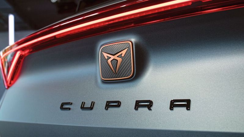Cupra stellt sich mit dem ersten Elektroauto Born neu auf: globaler, elektrischer und im Agenturvertrieb. Cupra stellt sich mit dem ersten Elektroauto Born neu auf: globaler, elektrischer und im Agenturvertrieb.