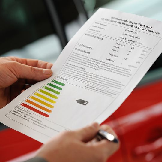 Für die Pkw-Label gemäß der Pkw-EnVKV liegen neue Kraftstoff-Basispreise vor.(Foto:  Deutsche Energie-Agentur)