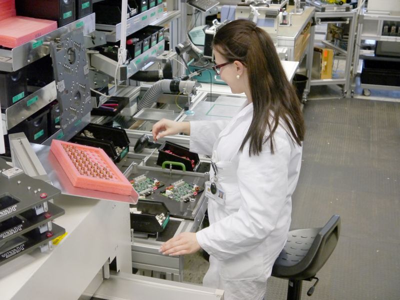 Die Beschäftigten in der Fertigung optimieren mit Plant Simulation ihre Arbeit selbst.  (Siemens PLM)