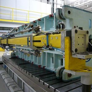 Mit dem Werkzeugwechselwagen fährt der Karbon-Fiber-Saugerbalken in den Arbeitsraum der Sauger-Presse und wird dort automatisch mit den Güdel-Transfergeräten verbunden.