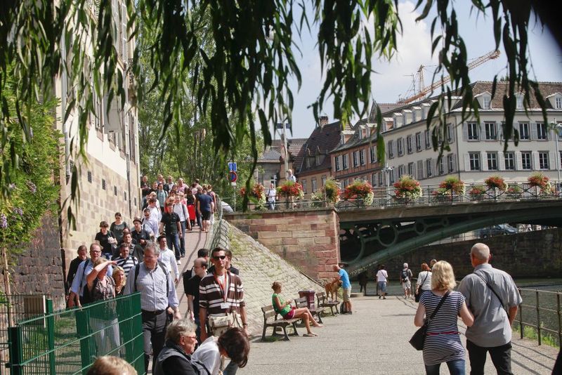 Eine Gruppe von SoftEngine-Partnern beim auf dem Weg durch Strasbourg. (Bild: SoftEngine)