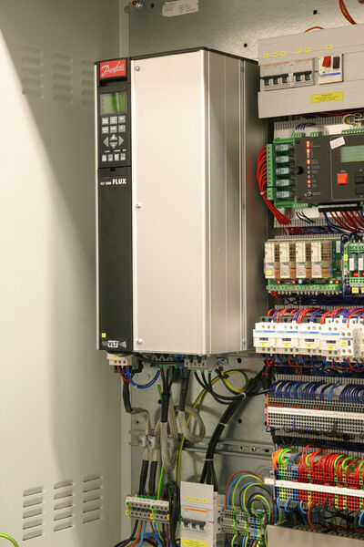 Frequenzumrichter der VLT-Serien von Danfoss – hier ein VLT 5000 Flux – sorgen für zuverlässige Motorsteuerung. Der Nachfolger VLT FC 300 LD (Lift Drive) kann bei Bedarf auch weitere Steuerungsfunktionen übernehmen (Archiv: Vogel Business Media)