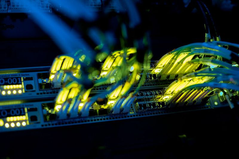 VLANs können Abhilfe schaffen. Doch allein die Einrichtung von solchen virtuellen LANs ist nicht genug – es sind auch Regeln erforderlich, von welchem Netzwerk aus auf bestimmte Ressourcen zugegriffen werden darf. Genau hier scheitern viele Unternehmen. (Bild: G Data)