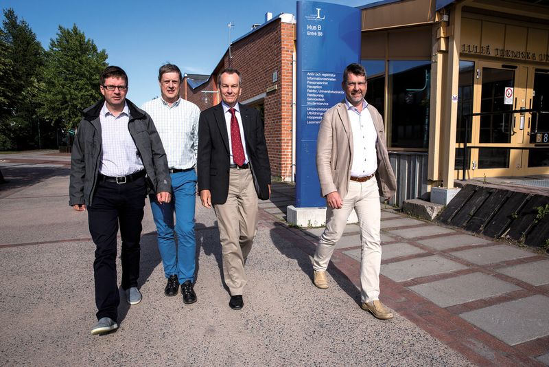 Forschergemeinschaft für das Lager von Morgen (v.l.): Roland Larsson von der Uni Luleå, Per-Erik Larsson von SKF, UTC-Direktor Erik Höglund und Jerker Delsing von der Uni Luleå. (Bild: SKF)