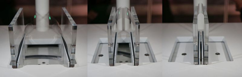 Flexibel und zugleich stabil: Das ultradünne Glas von Schott ist biegbar bis zu einem Radius von wenigen Millimetern. (Bild: Idzko)