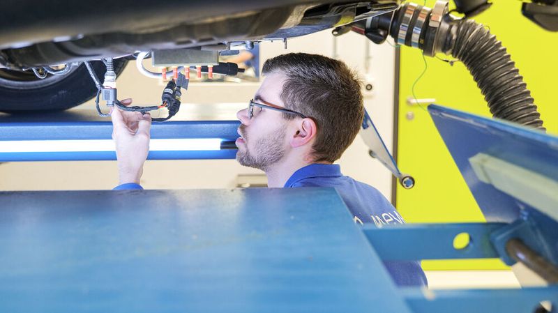 Der Deutsche Georg Wahl auf der Suche nach Fehlern in der Luftfederung eines VW Phaeton. (Bild: Schmidt - VCG)