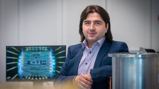 In der TUM ist der erste universitäre KI-Chip entstanden. Im Bild: Prof. Hussam Amrouch neben seinem KI-Chip in 2000-facher Vergrößerung. (Bild: © Andreas Heddergott / TU Muenchen)