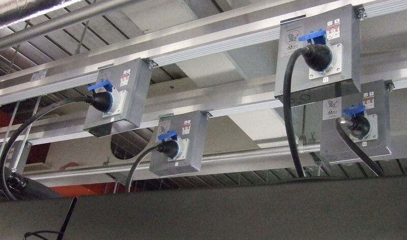 Abbildung 1: Sichere und flexible Stromversorgung von Serverschränken per Schiene als Overhead-Installation (Archiv: Vogel Business Media)