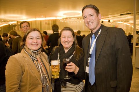 Kam extra für die Podiumsdiskussion nach Sindelfingen: Sehnaz Özden, Leitung Employer Branding & Recruiting bei Continental (li., mit Begleitung und Chefredakteur Johann Wiesböck) (Archiv: Vogel Business Media)
