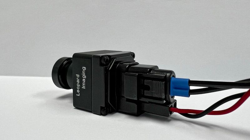 Leopard Imaging implementiert KDs KD7251 Transceiver in die LI-VENUS-ISX031-BASE-AU Automobilkamera mit Cornings automobiltauglichen Hybridstecker und Kabelbaum.(Bild:  KD)