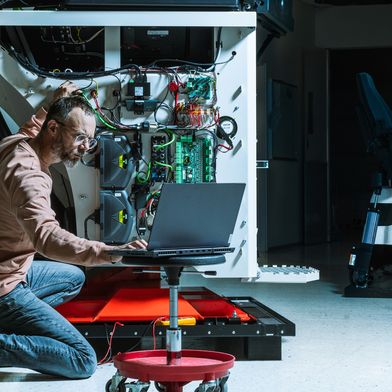 Virtuelle Modelle ermöglichen es heute, mechanische, elektrische und softwareseitige Funktionen bereits in frühen Phasen realitätsnah zu testen, zu kombinieren und automatisiert zu validieren. (Bild: Gofore)