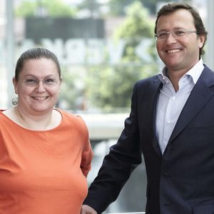 Catharina Pappas (li.), Generalkonsulin Kommerzialrätin (geschäftsführende Gesellschafterin) und Alexander Pappas (re.), Kommerzialrat (geschäftsführender Gesellschafter).