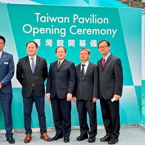 Hoher Besuch bei der Eröffnung des Taiwan Pavilion auf der K-2025. Von links: Ryan Hsiao (TAMI), David Chuang (TAMI), Simon Wang (TAITRA), Bush Hsieh (TAMI), Mei-Shun Lo (Taipei Representative Deutschland)(Bild:  TAITRA)