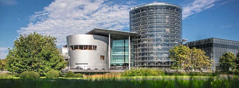 Dresden: Es ist der jüngste und zugleich kleinste VW-Standort: die „Gläserne Manufaktur“ in Dresden. Gegründet 2001 für das Oberklassemodell Phaeton war es ein Prestigeprojekt des damaligen Vorstandschefs Ferdinand Piëch. Doch 2016 zog VW angesichts sinkender Verkaufszahlen die Reißleine. Seither ringt die Manufaktur mit ihren 340 Mitarbeitern um eine neue Bestimmung. Seit Anfang 2021 wird der ID.3 montiert – in geringen Stückzahlen. VW denkt inzwischen offen über Ende der Fahrzeugfertigung in Dresden nach. Stattdessen könnte Dresden zum reinen Auslieferungszentrum neben der Autostadt in Wolfsburg werden. (Bild: Volkswagen AG)