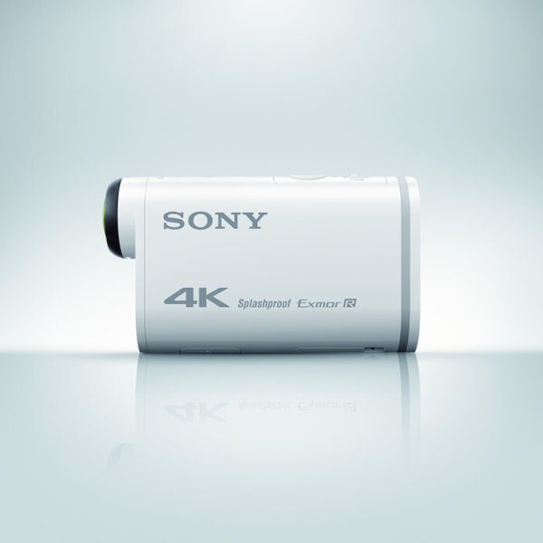 Das Design des Camcorders ist an das seines großen Bruders des AX100 angelehnt, gleichzeitig ist der FDR-AXP33 aber 30 Prozent kleiner, 20 Prozent leichter und damit handlicher. Erstmals ist ein 4K-Camcorder von Sony mit der „Balanced Optical SteadyShot“ Technologie ausgestattet, die selbst bei schnelleren Bewegungen verwackelungsfreie Aufnahmen garantiert – egal ob Weitwinkelaufnahme oder Telezoom. Wie alle 4K Camcorder von Sony setzt auch der FDR-AXP33 auf das XAVC S Format. So können 4K Aufnahmen leicht gespeichert, bearbeitet und mit Freunden und Verwandten geteilt werden. (Bild: Sony)