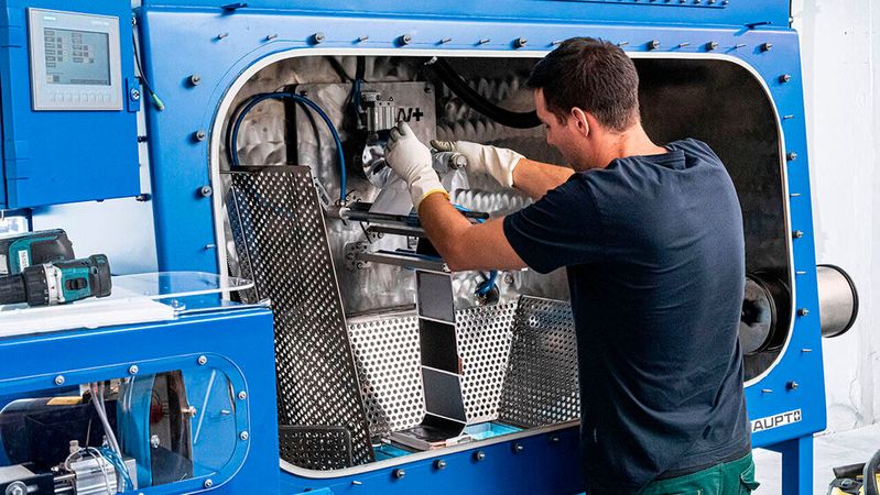 Ein Mitarbeiter an der Recycling-Pilotlinie von Kyburz im schweizerischen Freienstein.(Bild:  Kyburz Switzerland)