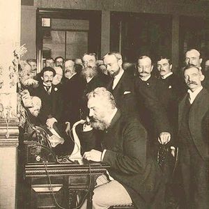 Alexander Graham Bell gilt als Erfinder des Telefons – doch er war vielmehr derjenige, der es schaffte, sein Patent erfolgreich umzusetzen. Zur damaligen Zeit tüftelten viele Erfinder an der Idee, Schallwellen über elektrische Schwingungen in Kupferdraht zu übertragen...(Bild:   / CC0)