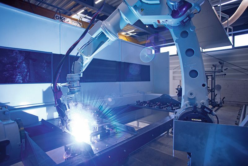 Die geräumige neue Schweissroboteranlage der Ed. Keller AG verfügt über einen Panasonic-Schweissroboter, der mit drei verschiedenen Brennern ausgerüstet ist. (Bild: Ed. Keller)