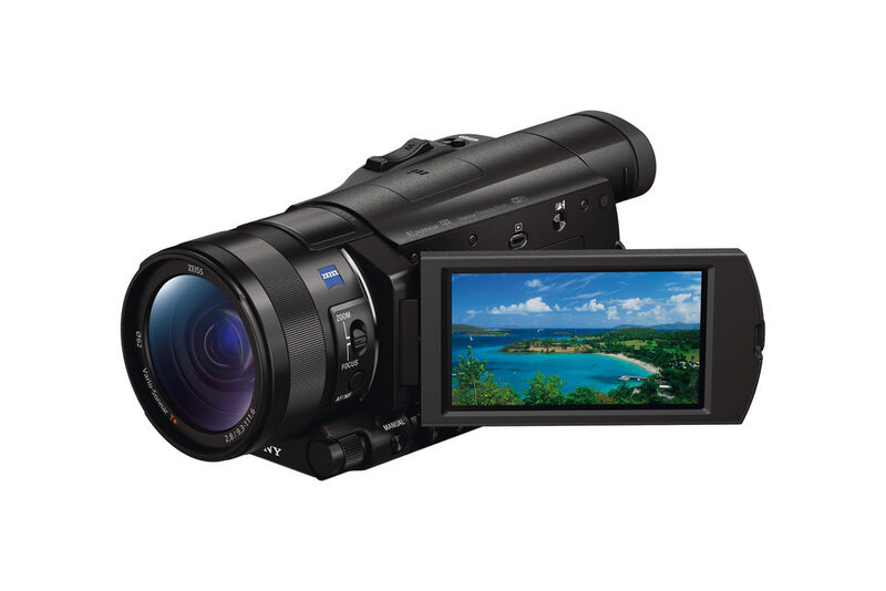 Der FDR-AX100E verfügt über einen Ein-Zoll-Exmor-Bildsensor und bietet Aufnahmen in vierfacher Full-HD-Auflösung. Außerdem zeichnet er Filme sowohl im MP4-Format als auch im AVCHD-Format auf. Konvertierungen bei einem Upload ins Internet entfallen somit. Das Objektiv hat einen zwölffachen optischen Zoom. Der Camcorder soll ab Mai verfügbar sein und 1.999 Euro (UVP) kosten. (Bild: Sony)