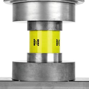 Ring mit aufgedruckten Sensoren in einer Prüfanlage: Die Sensoren lassen sich leicht aufbringen, um eine Verformung festzustellen.