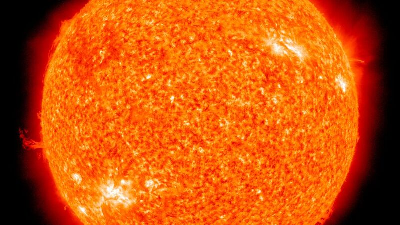 Unter Druck: Im Inneren der Sonne verschmelzen Wasserstoffatome bei rund 16 Millionen Grad Celsius und einem Druck von etwa 200 Milliarden Atmosphären. Diese Kernfusion setzt sehr viel Energie frei. Auf der Erde lässt sich ein so hoher Druck in den Fusionsreaktoren nicht realisieren. Damit die Fusion zündet, sind daher umso höhere Temperaturen nötig – im Inneren des Plasmas rund 150 Millionen Grad. 