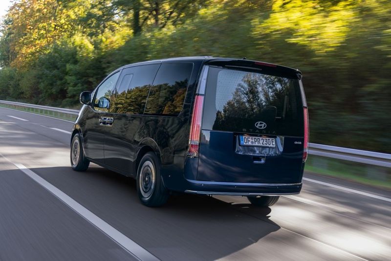 Der Elektromotor hat mit dem immerhin rund 2,7 Tonnen schweren Staria im Stadt- und Überlandverkehr erwartbar keine Probleme. (Bild: Hyundai)