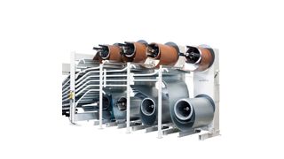 Die Forstner-Achtfach-Abcoilanlage mit programmierbarer Richtanlage sorgt für maßgenaue und markierungsfreie Zuschnitte vom Breitband. (Forstner)