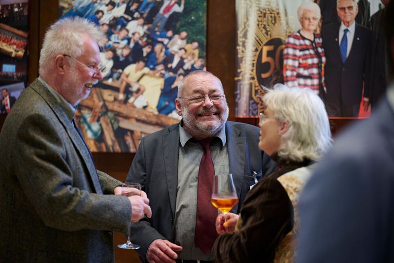 Impressionen vom ELEKTRONIKPRAXIS Frühlingsfest 2023 im Ketterer Kunst mit der Verabschiedung von Johann Wiesböck.  (Bild: © EYE AM CHRIS)