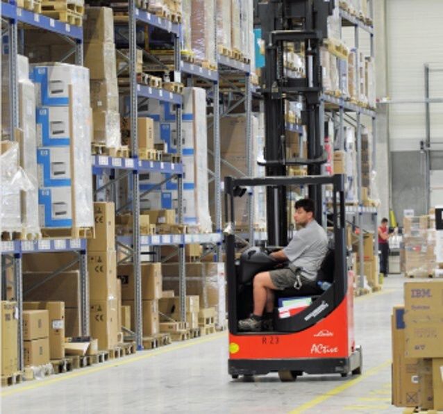 Bei jeder Abwärtsbewegung kann Energie zurückgewonnen werden, die über Power-Caps dem darauffolgenden Heben von Lasten bereitgestellt wird. (Bild: Viastore)