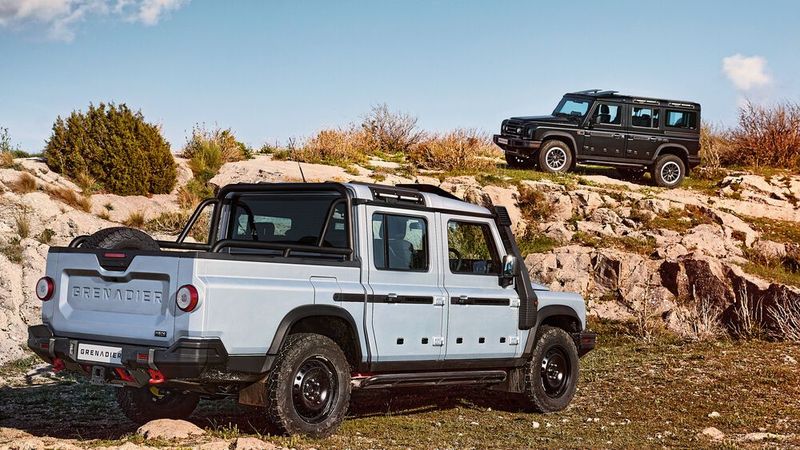 Der Quartermaster genannte Pick-up steht auf der gleichen Plattform wie der Ineos Grenadier (im Hintergrund). (Bild: Ineos Automotive)