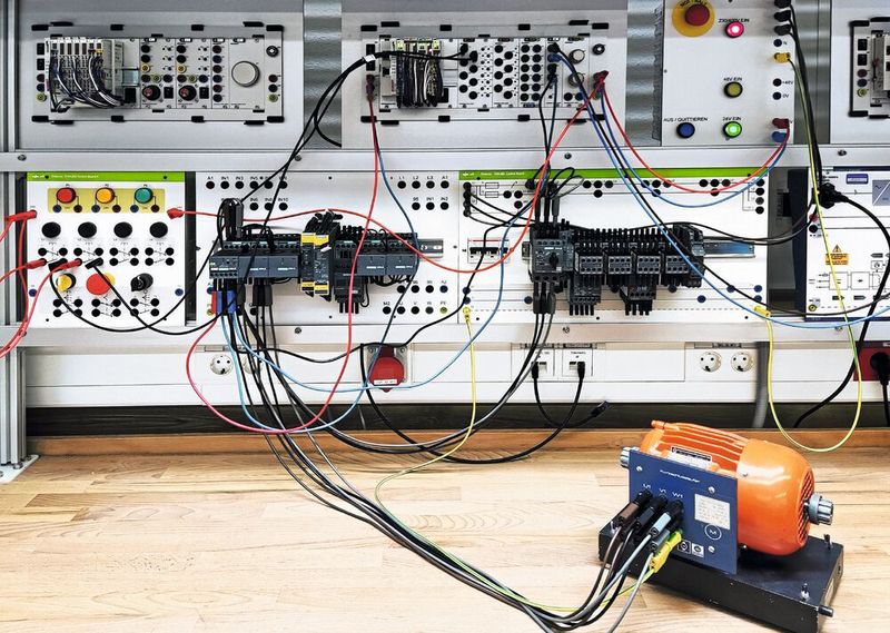 Jeder der insgesamt sechs Laborplätze ist mit zwei Industrie-PCs C6525 für Programmierung, Aufbau und Test verschiedener Übungsaufgaben ausgestattet.(Bild:  Stefan Felkel)