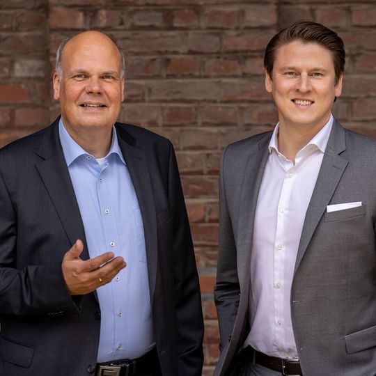Jens Becker, CFO (l.), und Marius Mühlenberg, CEO von Levaco freuen sich über das Wachstum des Unternehmens.(Bild:  Levaco)