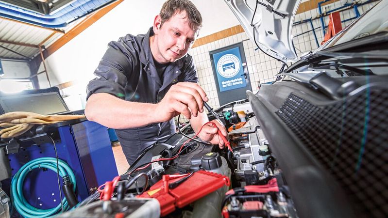 Das Kraftfahrzeuggewerbe bietet jungen Menschen spannende und zukunftssichere  Berufe. Der Schwerpunkt Hochvolttechnik wird im Hinblick auf die steigende E-Mobilität dabei immer wichtiger.(Bild:  Promotor)