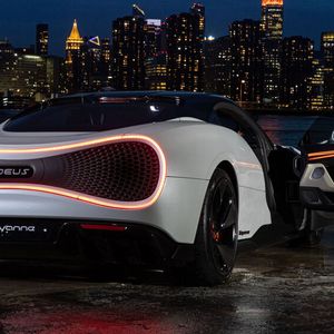 Imposant ist die Heckansicht mit dem ausdruckstarken Rücklicht.(Bild:  Deus Automobiles)