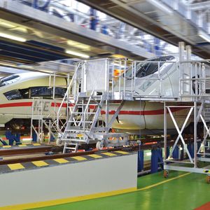 Die neueste Generation der ICE-Züge wird in Frankfurt-Griesheim mit modularen Arbeitsbühnen der Günzburger Steigtechnik gewartet.