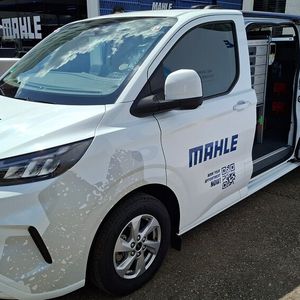Erstmals vorgestellt: ein zusammen mit dem Unternehmen Bott ausgestattater Ford-Tansit-Werkstattwagen. Der „Mahle Mobile Service“ soll Werkstätten die Möglichkeit eröffnen, Fahrzeuge direkt beim Kunden zu warten und reparieren.(Bild:  Dominsky – VCG)