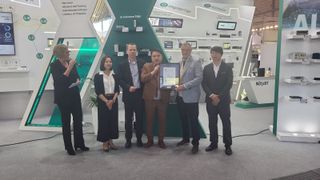 Nexcobot hat auf der Hannover Messe offiziell das Zertifikat für funktionale Sicherheit nach IEC 61508 und ISO 13849-1 vom TÜV Rheinland überreicht bekommen. (Bild: Nexcobot)