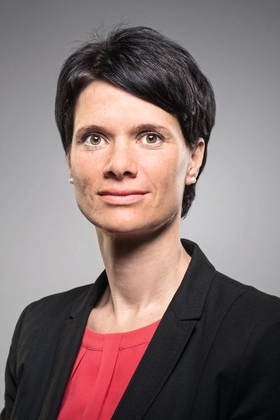 Neubesetzung bei EBM-Papst: Zum 1. Juli 2018 hat Stefanie Spanagel als Geschäftsführerin bei der EBM-Papst Landshut GmbH begonnen, einem Tochterunternehmen der Mulfinger EBM-Papst-Gruppe. Spanagel kommt vom Automobil- und Maschinenbauzulieferer AMK. Dort war sie zuletzt weltweit als Head of Operations für die Produktionsstätten des Unternehmens verantwortlich. Als Geschäftsführerin wird Spanagel unter anderem die Bereiche Produktion, Finanzen und Personal verantworten. (Thomas Jones)