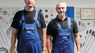 Hans-Dieter Schlüter (links) und Marcus Rustemeier – beide sind seit 25 Jahren bei Wöhler in Bad Wünnenberg tätig. (Bild: Wöhler Brush Tech)