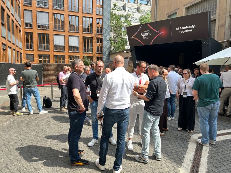 Bei strahlendem Sonnenschein wurde der Außenbereich intensiv zur Kaffeepause genutzt. (Bild: Trend Micro)