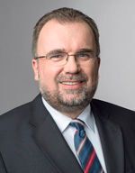 Prof. Dr. Siegfried Russwurm, Mitglied des Vorstands der Siemens AG und Leiter des Lenkungskreises der Plattform Industrie 4.0: In Deutschland haben wir dank einer breiten industriellen Basis mit exzellentem Applikations-Know-how, einer ausgeprägten Kompetenz in Hardware und Embedded Software, aber auch einer gut entwickelten Industriesoftware eine sehr gute Ausgangsposition, um die Chancen der Digitalisierung für den Standort zu nutzen. Zur vollen Ausschöpfung des Potenzials braucht es Rahmenbedingungen, die der Innovationskraft der Unternehmen Entfaltungsmöglichkeiten bietet, z.B. die Bereitstellung einer IT-Infrastruktur, die allen Marktteilnehmern zu gleichen Bedingungen und in differenzierbaren Qualitätsstufen zur Verfügung steht. Außerdem bedarf es einer stringenten und transparenten Forschungsförderung für digitale Technologien. Insbesondere jedoch muss der europäische Binnenmarkt konsequent weiterentwickelt werden, um den Markt – und damit den Anreiz – für innovative Produkte und Dienstleistungen so groß wie möglich zu gestalten. (Bild: Siemens AG)