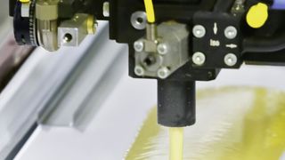 Flexible Fertigungslinie für Kühlschrank- und Gefriergerätetüren bei der BSH Hausgeräte GmbH in Giengen nimmt Betrieb auf: Ein Teil der Fertigung besteht aus der neuen hoch automatisierten Schäumanlage KTT von Hennecke. (Bild: Hennecke)