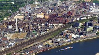 Im Chempark Uerdingen-Krefeld kam es am Mittwochnachmittag zu einer folgenschweren Explosion. (Bild: Currenta)