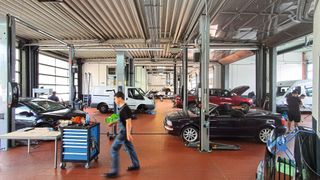 Sommerzeit ist Urlaubszeit. Turnusmäßig geht dann auch die Auslastung zurück. Auf den Serviceumsatz hatte das aber so gut wie keine Auswirkung.  (Bild: Schreiner/»kfz-betrieb«)