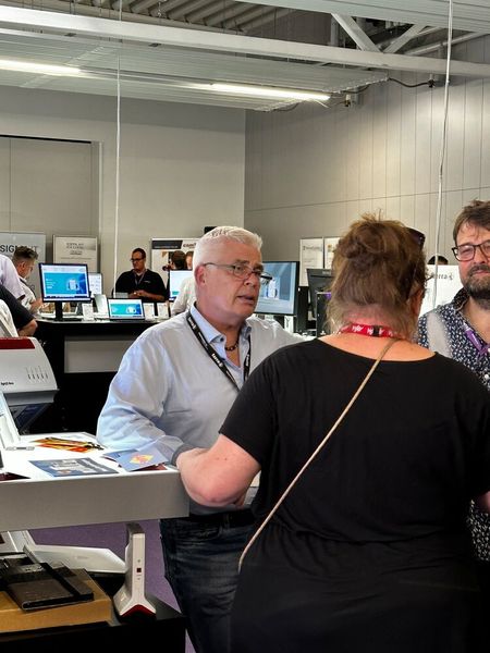 Uwe Horstmann (Wortmann) informiert sich am AVM Stand. (Bild: Vogel IT-Medien GmbH)