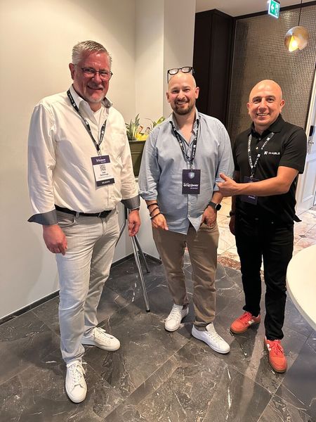 Deshalb bleibt Udo Schillings (l., Infnigate) mit Francesco Dibartolo und Ömer Izci (n-able) noch lieber draußen im Flur stehen. (Bild: Vogel IT-Medien)